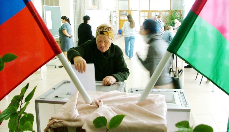 Голосование на выборах мэра Тимашевска в 2013 г. Это было последнее «всенародное» голосование: сейчас глав городов и муниципальных районов избирают на сессиях соответствующих Советов депутатов.